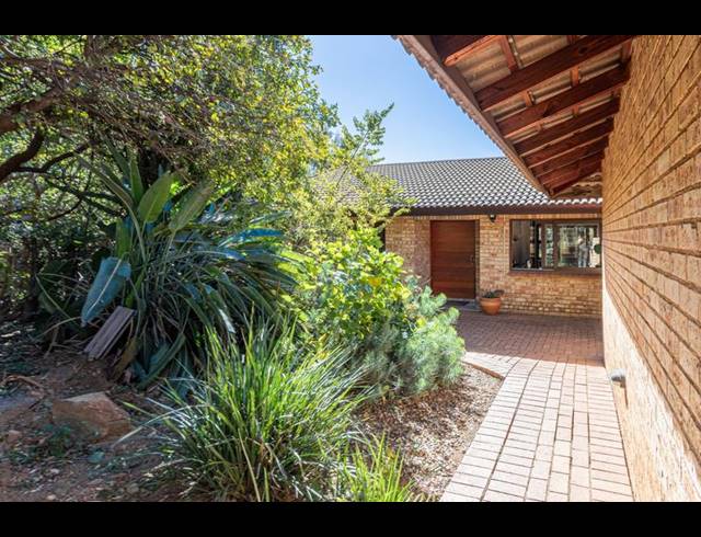 6 BEDROOM HOUSE FOR SALE IN POORTVIEW